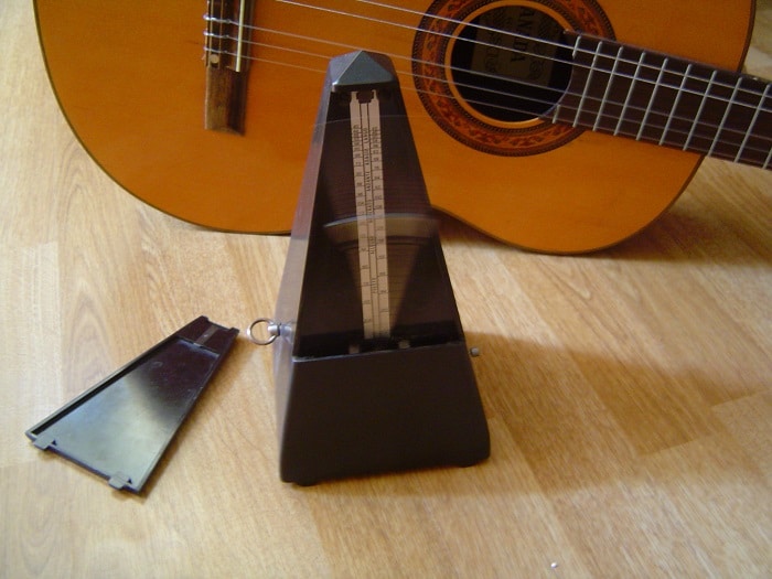 Metronome_and_guitar
