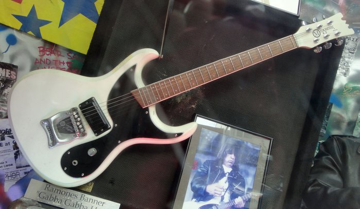The guitars of Johnny Ramone | Mosrite Ventures II | hang10