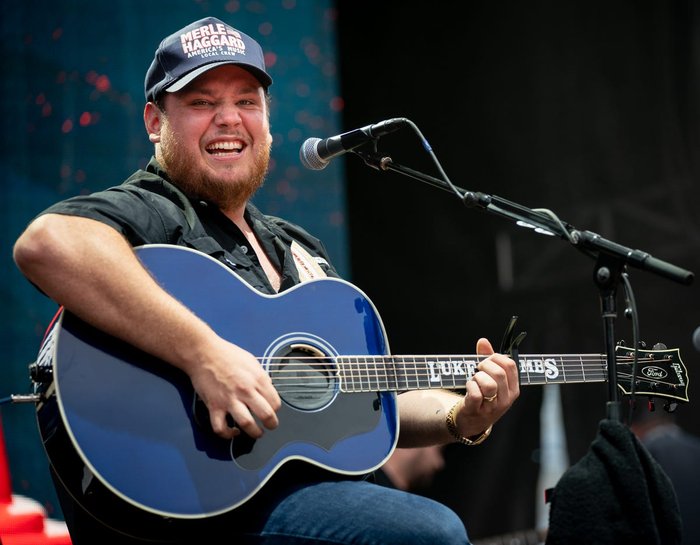 Luke Combs throws No. 1 parking lot concert in Nashville pre-CMA Fest