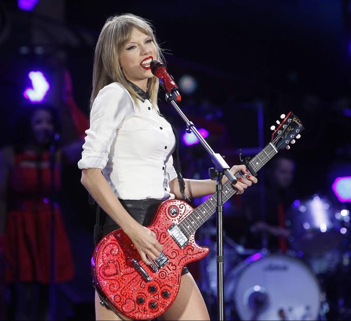 Taylor Swift paints the town red – Winnipeg Free Press