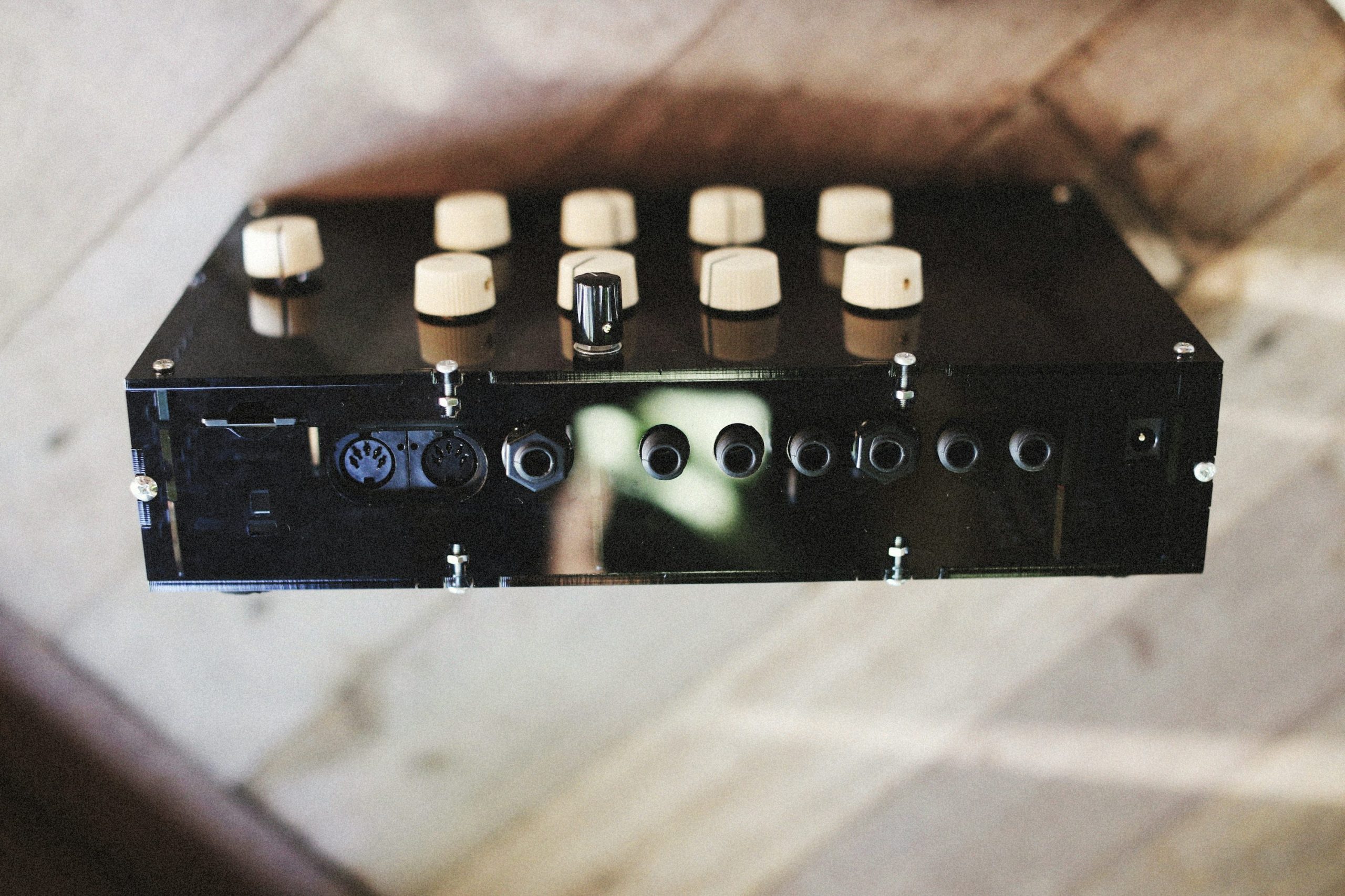 Close-up of the Harvezi Hazze’s control panel, highlighting tonal adjustment knobs.